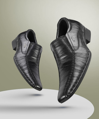 MOCHI Slip On For Men(Black , 8)