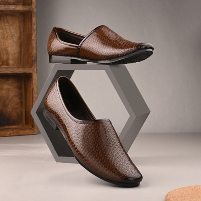 Vellinto Vellinto VELOS Ethnic Patent Shoes For Men ll Naagra/Juttis/ Mojaris Casuals For Men(Tan , 6)