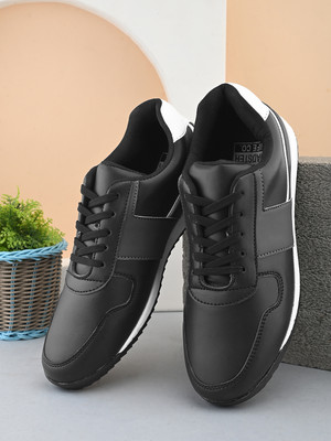 Roadster Training & Gym Shoes For Men(Black , 8)