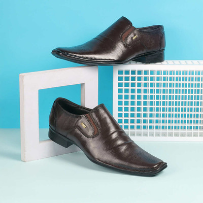 MOCHI Slip On For Men(Brown , 7)