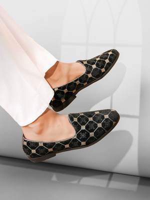 House of Pataudi Solid Ethnic Slip-On Mojaris TPR Sole |Floral Prints & Embroidery Mojaris For Men(Black , 6)
