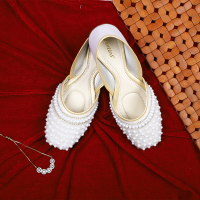 RAHEGAS Women’s Punjabi Jutti |Simple Latest Stylish Ethnic Flats for Bellies For Women(Silver , 6)