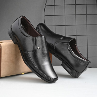 Lee Peeter Slip On For Men(Black , 7)