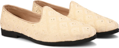 House of Pataudi Partywear Lightweight Embroidered sequinned slip on mojaris Mojaris For Men(Gold , 6)