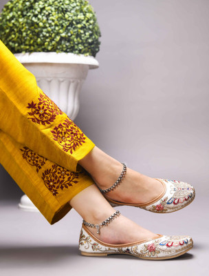 Vaniya Shoes Trendy & Embroidered Jutis For Women Jutis For Women(Off White , 8)