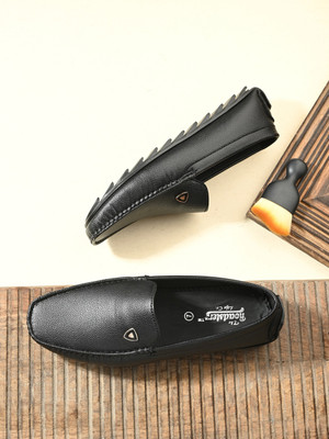 Roadster Premium Stitched Detailing Flexible Loafers For Men(Black , 8)