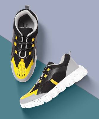 Mast and harbour slip outlet on sneakers