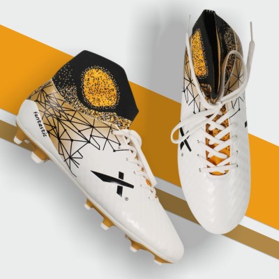 VECTOR X Fantastic Football Shoes For Men(White, Black)