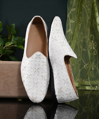 House of Pataudi Men white ethnic velvet solid slip on mojaris peshawari shoes without laces Casuals For Men(White , 7)