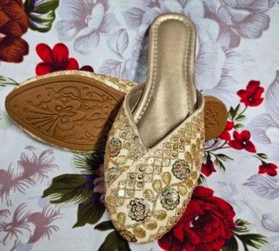 ZIYARAT COLLECTION Trendy Embroidered Jutis For Women Bellies For Women(Gold , 7)