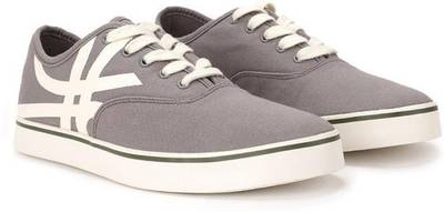Benetton store canvas shoes