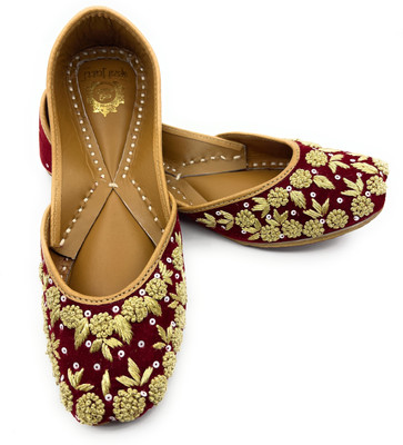 APNI JUTTI Scarlet Grace Punjabi Jutti for women's Embroidery jutis for women Party Wear For Women(Red , 4)