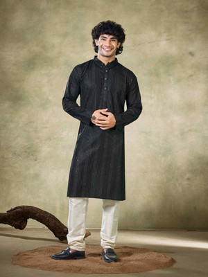 Vardha Men Embroidered Trail Cut Kurta(Black)