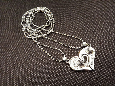 Teeragaj Heart Broken stainless steel pendant for couple gift Silver Locket Stainless Steel Pendant Set