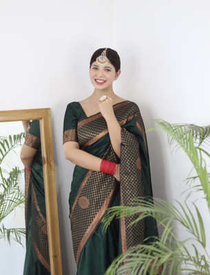 Vidha Woven Banarasi Jacquard Saree(Green)