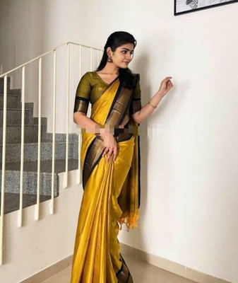 Shruti Bandhani Printed Bollywood Cotton Blend Saree(Multicolor)