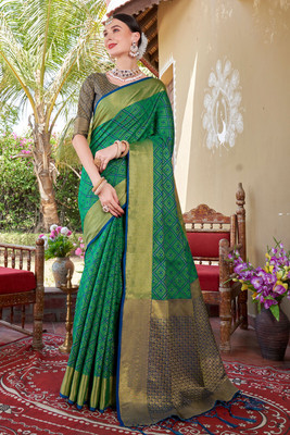 sagarika Woven Kanjivaram Silk Blend Saree(Green)