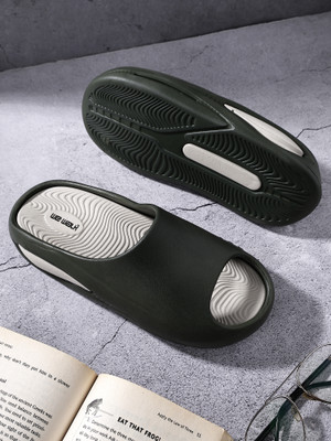 Free Kicks Men Slides(Green , 6)