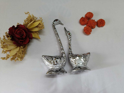 Aditi Metal Pair of Kissing Duck Staute Handmade Home Table Office Desk Decoration Decorative Showpiece  -  9.9 cm(Metal, Silver)
