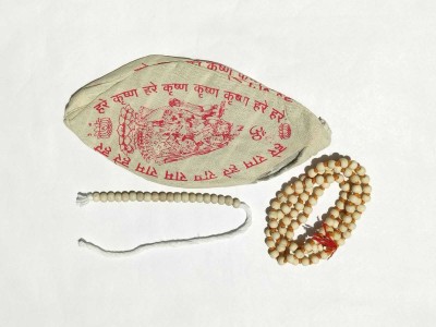 Firmus Cotton hare Krishna gomukhi jaap bag, 108 beads jaap mala,sakshi mala combo of 3 Decorative Showpiece  -  25 cm(Fabric, Wood, White)