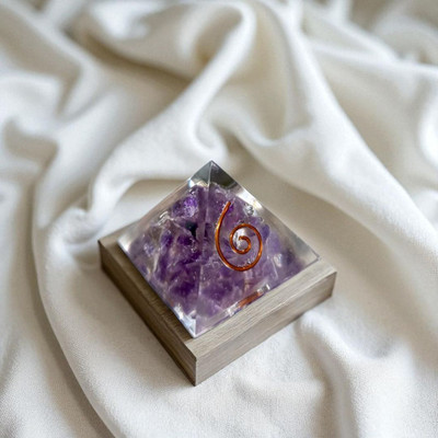 Stubbon Amethyst Crystal Healing Pyramid with Copper Coil – Energy Generator for Vastu Decorative Showpiece  -  3 cm(Crystal, Purple)