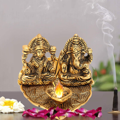 Kitlyn Laxmi Ganesh on Leaf / Ganesh with Diya / Ganesh Statue / Pooja Article Decorative Showpiece  -  8 cm(Brass, Gold)