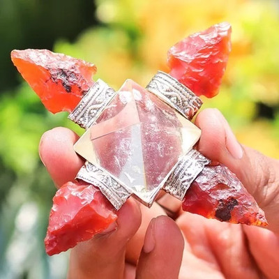 EXCEL Red Carnelian Arrowheads 4 Points Grid with Crystal Pyramid Chakra Generator Decorative Showpiece  -  10 cm(Crystal, Red, Clear)