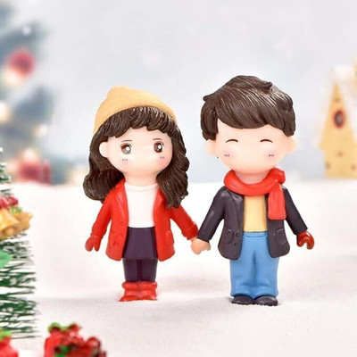 GeeksArt Winter Love Couple Figurine – Cute Boy & Girl Holding Hands Miniature Decorative Showpiece  -  2.5 cm(Polyresin, Multicolor)
