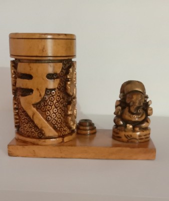 Khamma Ghanni Handicrafts Handmade Wooden Antique and Natural Design Pen/Pencil Holder Decorative Showpiece  -  13 cm(Wood, Brown, Gold)