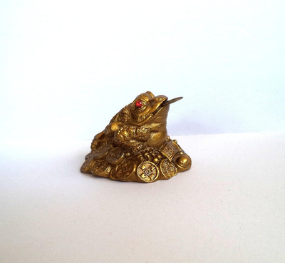 Tej Gifts Vastu Feng Shui Three Legged Frog with Coin for Health Wealth Prosperity Decorative Showpiece  -  4 cm(Brass, Gold)