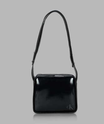 Calvin Klein Black Sling Bag BLOCK SQUARE CAMERABAG21 S