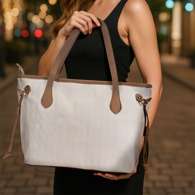 Trendz Firenze White Tote modern tote bag will complete your fashionable look.