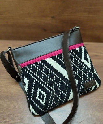 Cyw Black Sling Bag ZIPPERED SLING BAG