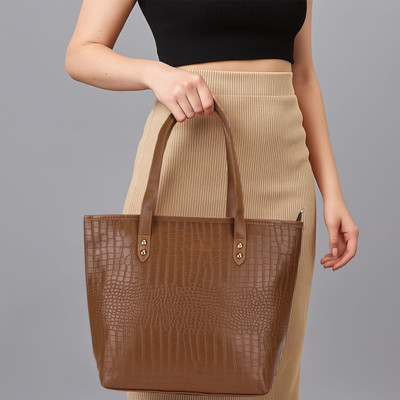 Trendz Firenze Brown Tote modern tote bag will complete your fashionable look.