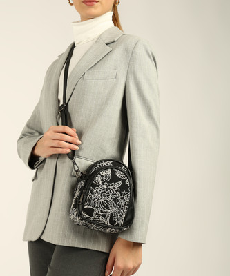 PEARLUXIS Black Sling Bag Multicompartment sling bag