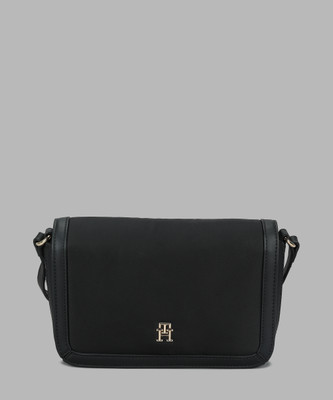 TOMMY HILFIGER Black Sling Bag TH ESSENTIAL S FLAP CROSSOVER