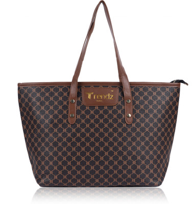 Trendz Firenze Black Tote modern tote bag will complete your fashionable look.