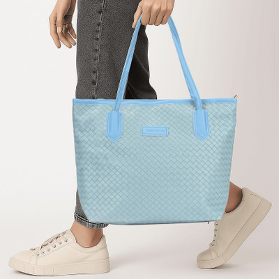 Trendz Firenze Blue Tote modern tote bag will complete your fashionable look.