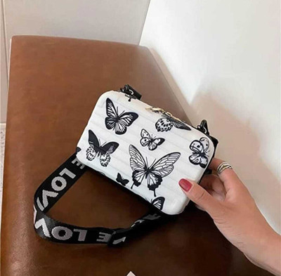 AMAGING White Sling Bag butter14