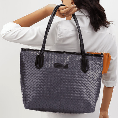 Trendz Firenze Black Tote modern tote bag will complete your fashionable look.