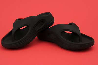 Glossy Men Flip Flops(Black , 6)