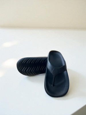 LUXURIOUS DESIGN Men Slippers(Black , 8)