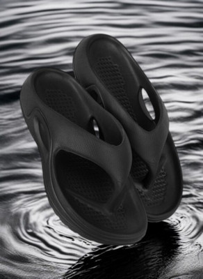 Glossy Men Flip Flops(Black , 6)