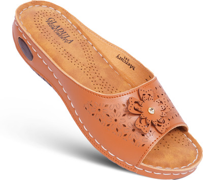 LIBERTY Women Slippers(Tan , 9)