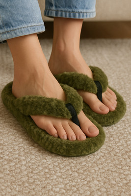 WOLVESDEN Women Flip Flops(Green , 5)