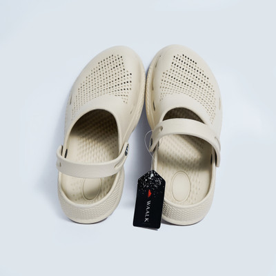 WAALK Men Flip Flops(Beige , 9)