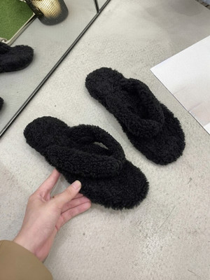 WOLVESDEN Women Slippers(Black , 5)