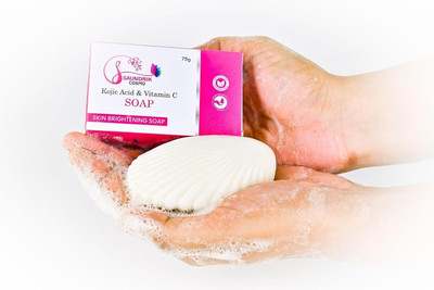 Saundrik Vitamin C Soap cleanses, brightens, and nourishes dry skin.(75 g)