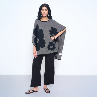 Akkriti by Pantaloons Solid Round Neck Casual Women Black Sweater
