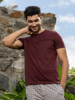 Damensch Solid Men Round Neck Maroon T-Shirt